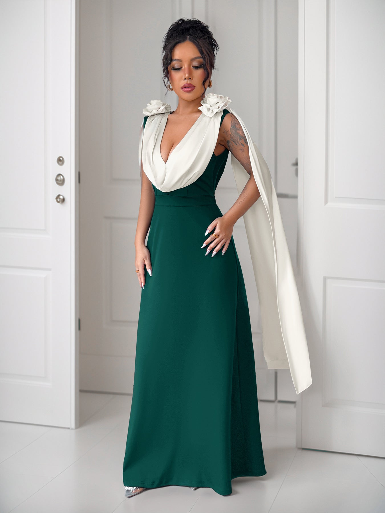 A High-end And Elegant V-neck Sleeveless Dress With Contrasting Colors